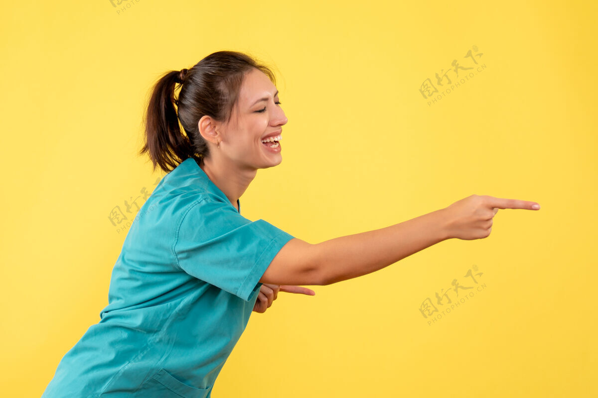 一前视图黄色背景上穿着医用衬衫的女医生成人人衬衫