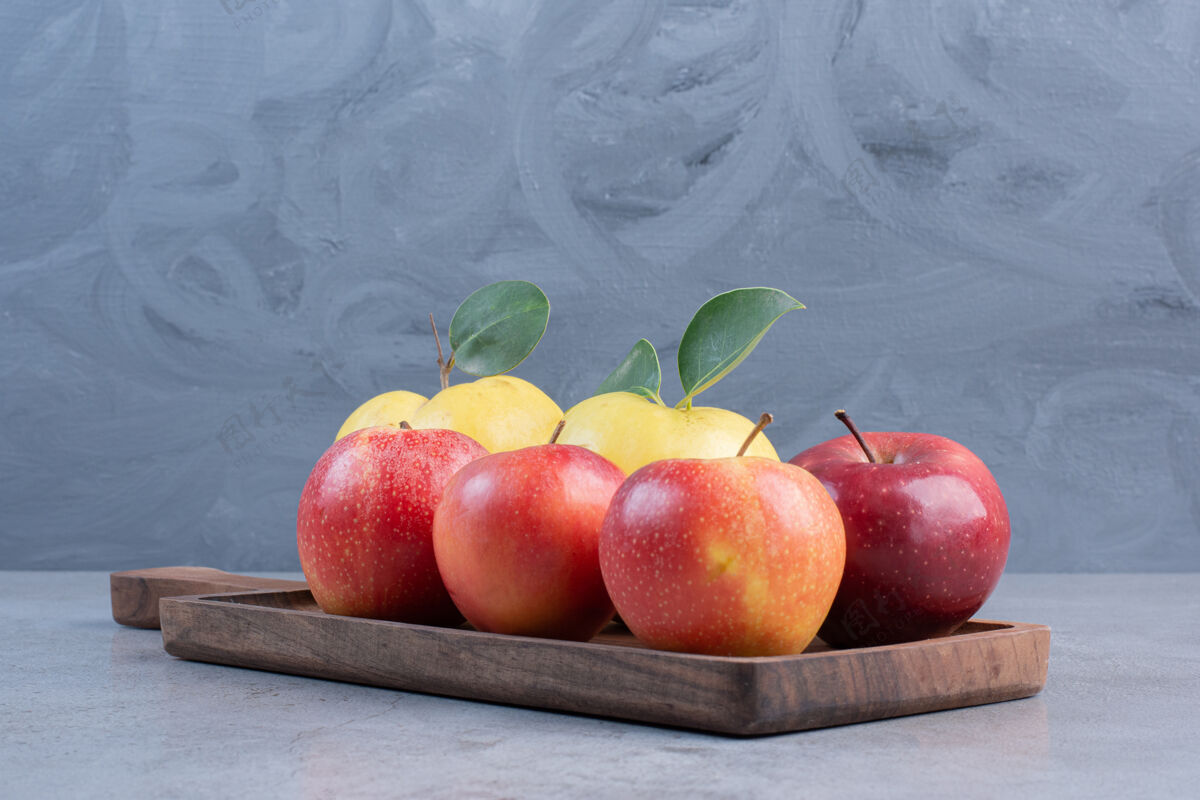健康木瓜和苹果捆在大理石背景的木板上板子美味营养