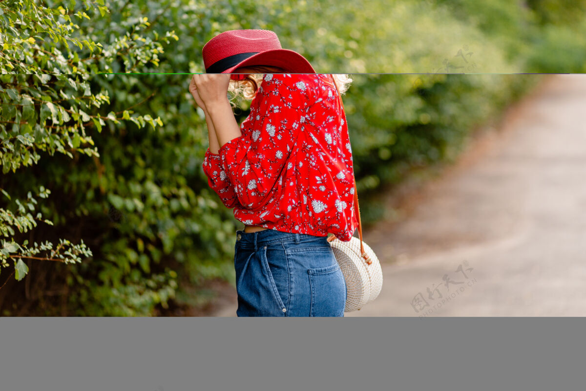 配饰漂亮迷人的时尚金发微笑的女人在稻草红色帽子和衬衫夏季时尚服装华丽脸女孩