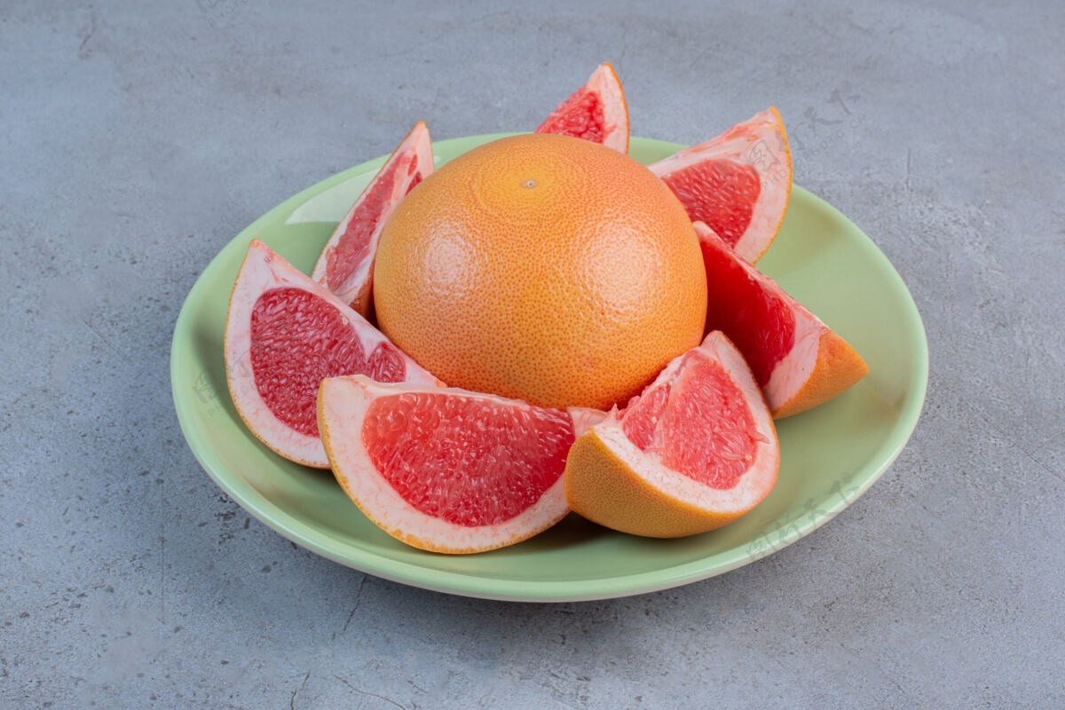 风味一盘葡萄柚放在大理石背景上美味配料柚子
