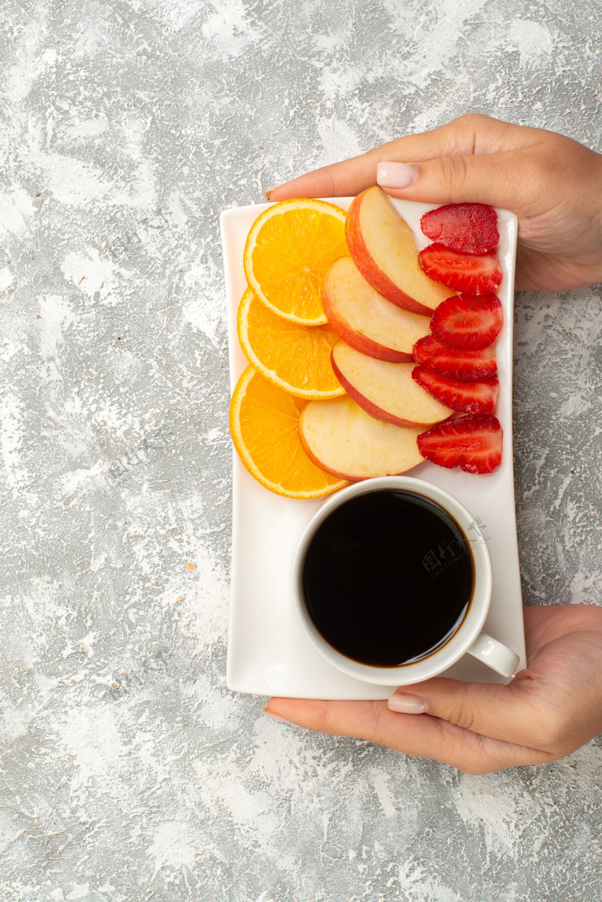 橘子俯瞰一杯咖啡 配切片苹果 橙子和草莓 背景为白色水果 成熟新鲜醇厚杯子背景零食