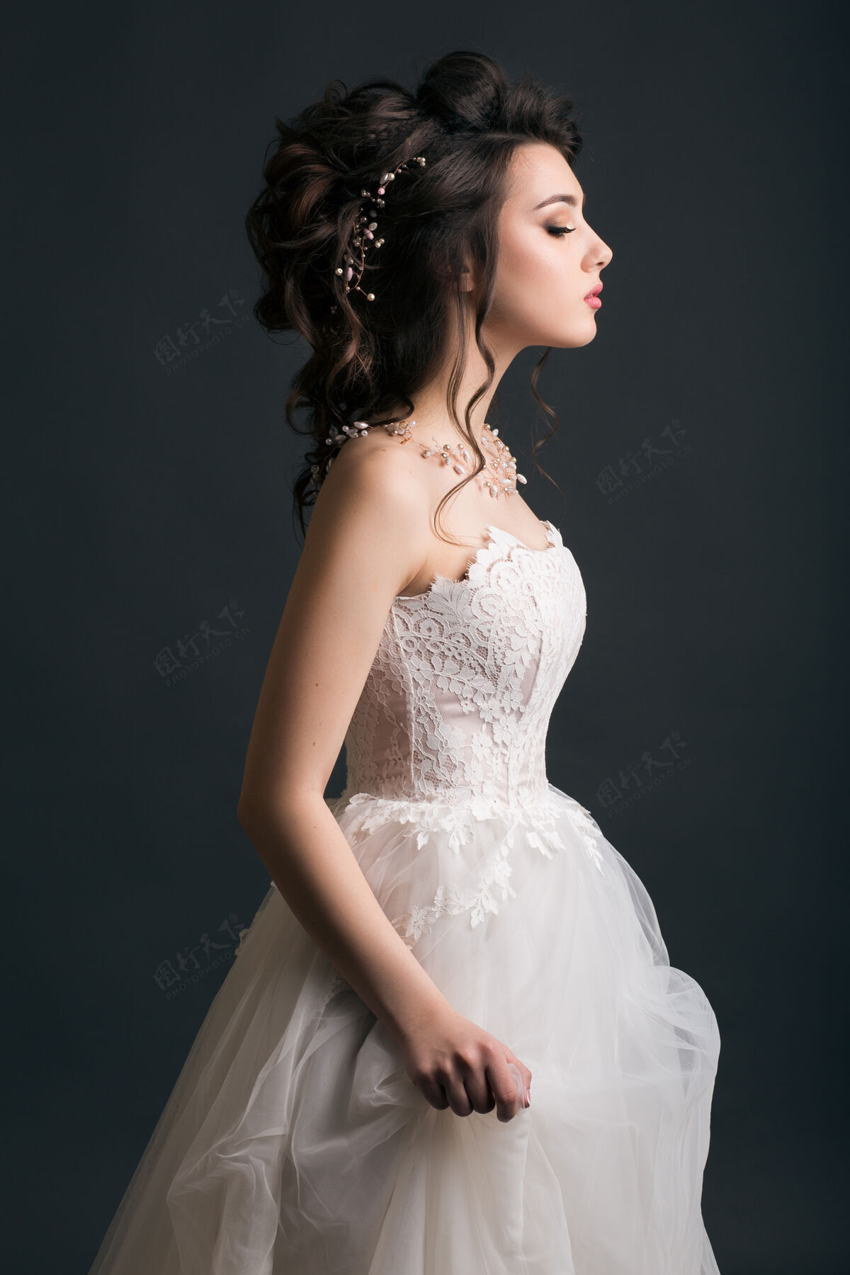 黑发穿着婚纱的年轻漂亮时髦的女人女性年轻魅力