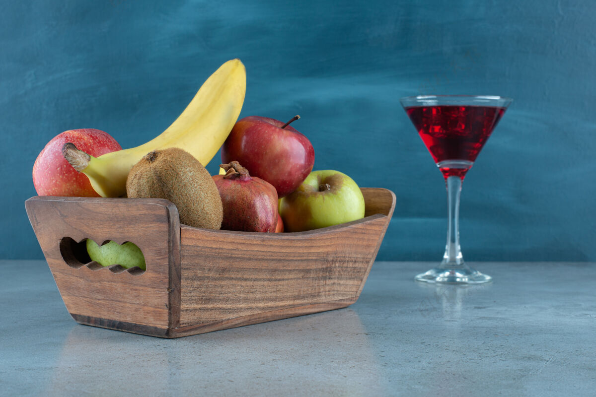 篮子美味的果汁加冰块和各种水果立方体新鲜的猕猴桃