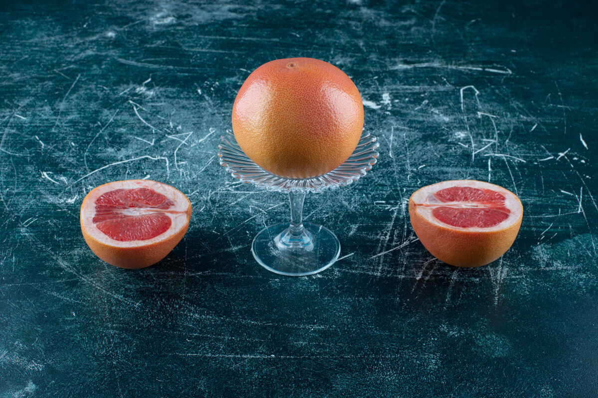 健康整个葡萄柚片放在大理石桌上有机生成熟
