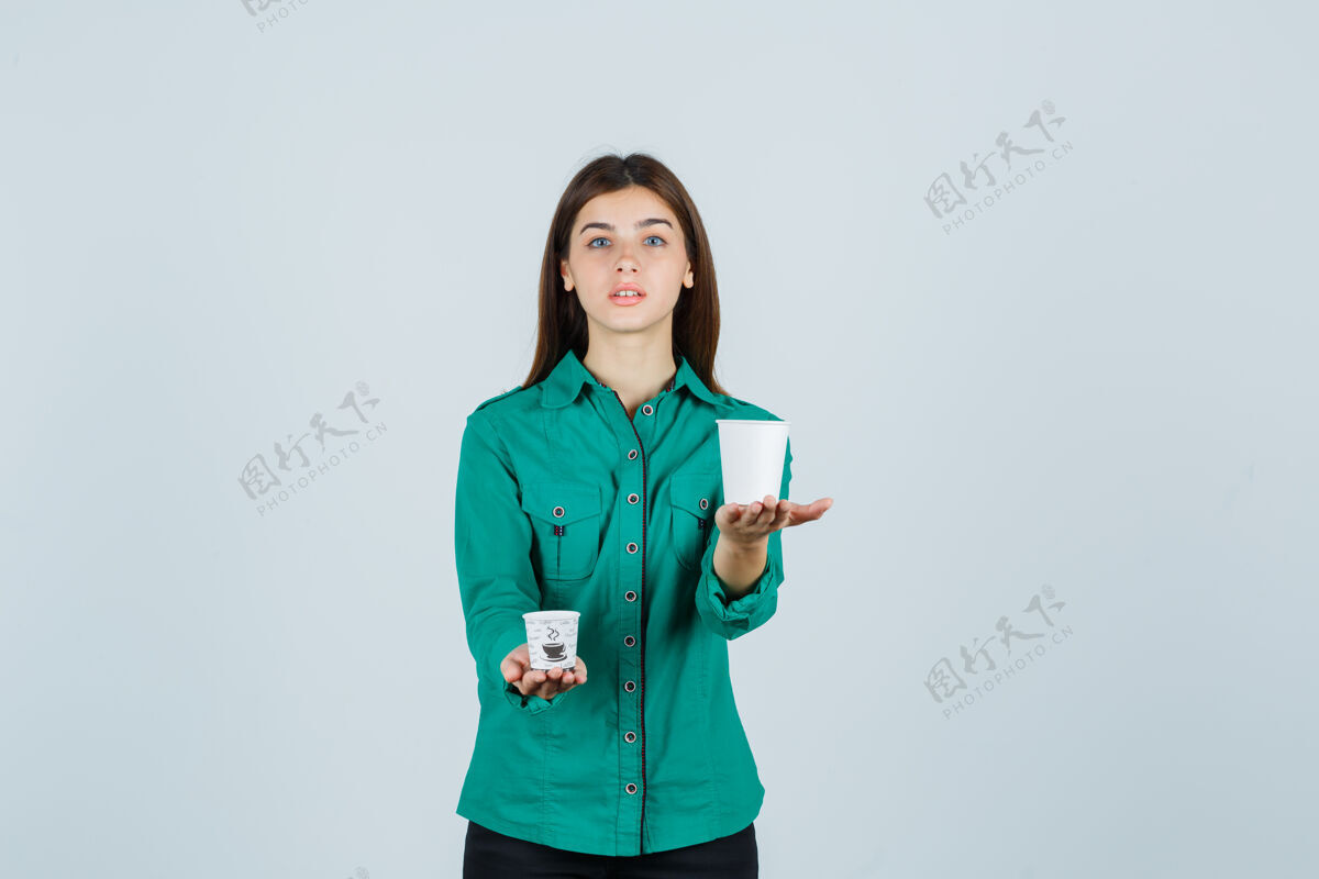 漂亮年轻的女士拿着塑料杯的咖啡在衬衫上 看起来很自信 前视图模特信心健康