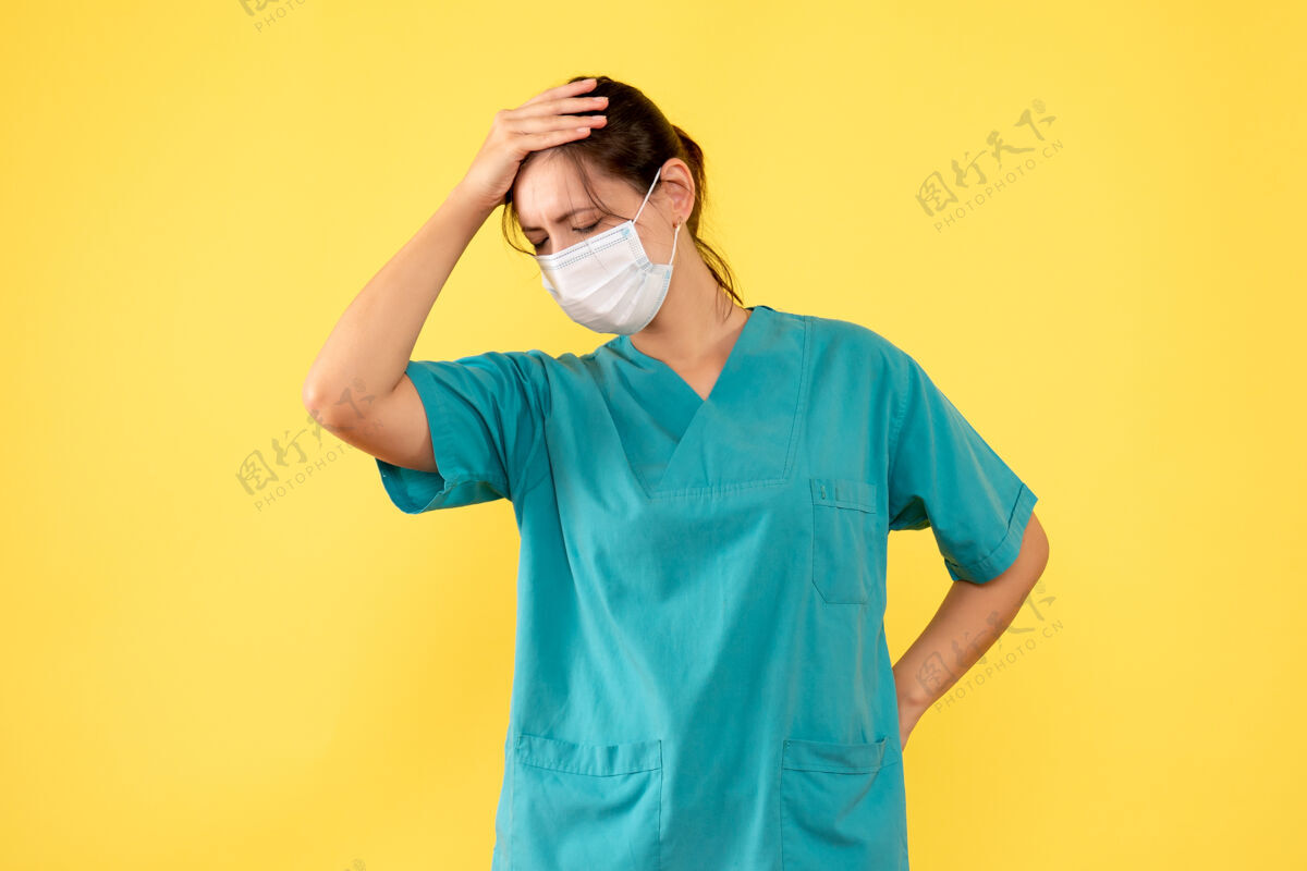 女士正面图黄色背景上穿着无菌口罩医用衬衫的女医生消毒面具健康