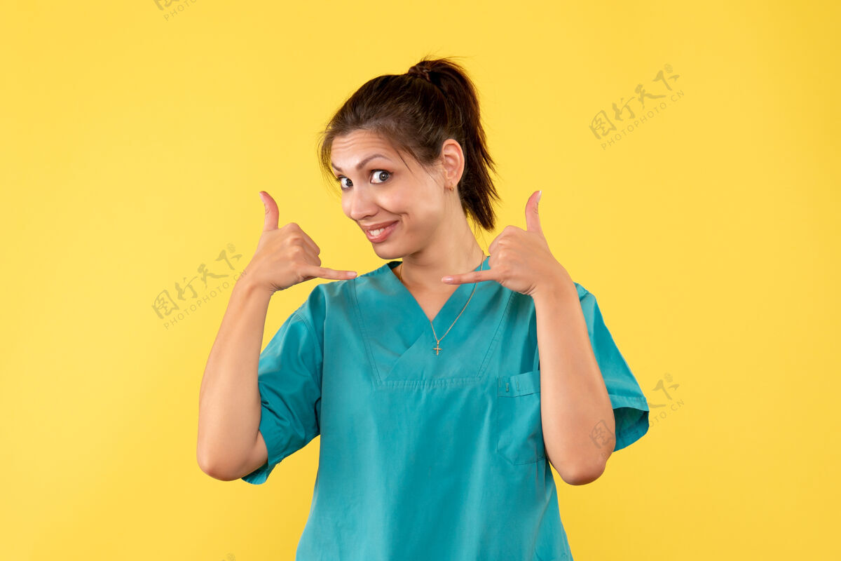 前面前视图黄色背景上穿着医用衬衫的女医生一护士衬衫