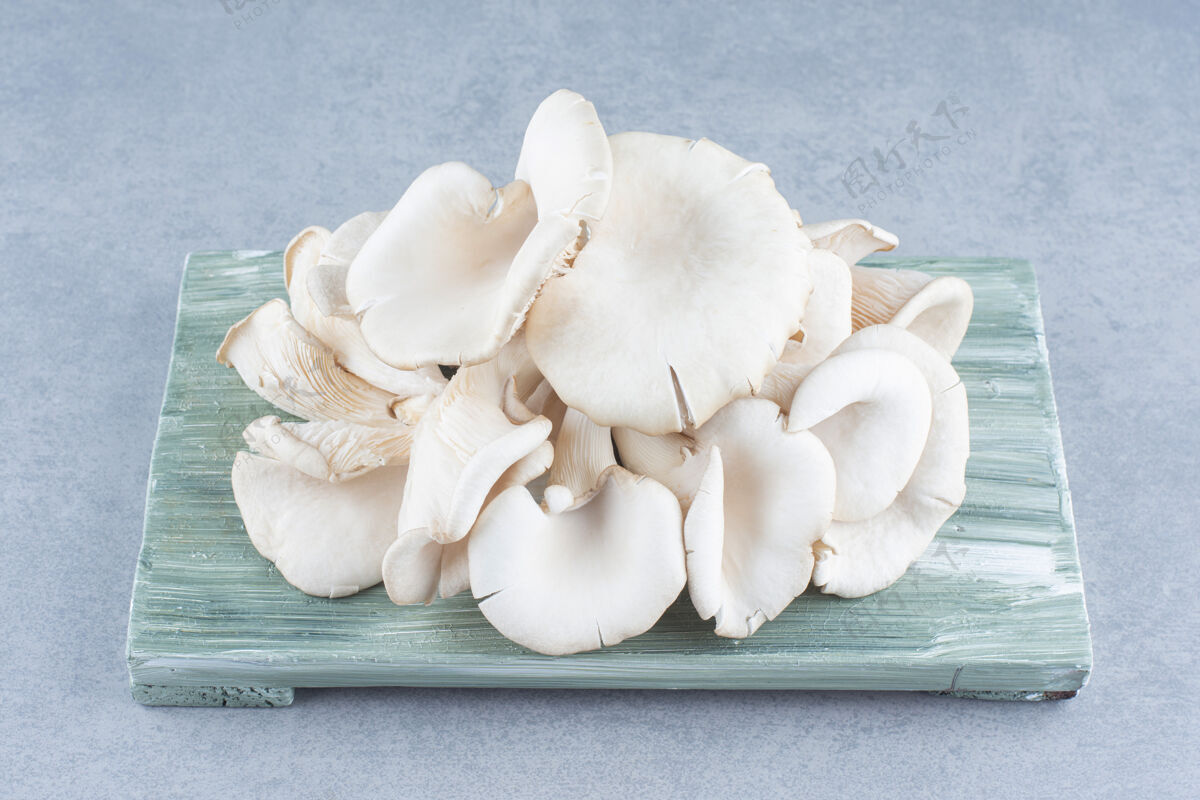 蔬菜木板上牡蛎蘑菇的特写照片配料景观单一