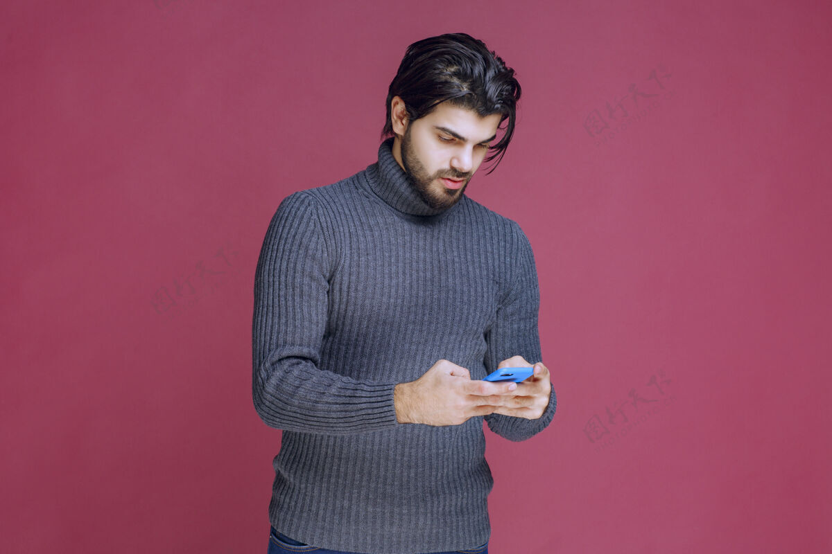 人体模型男人拿着智能手机 阅读信息或发短信模特工作人员男性