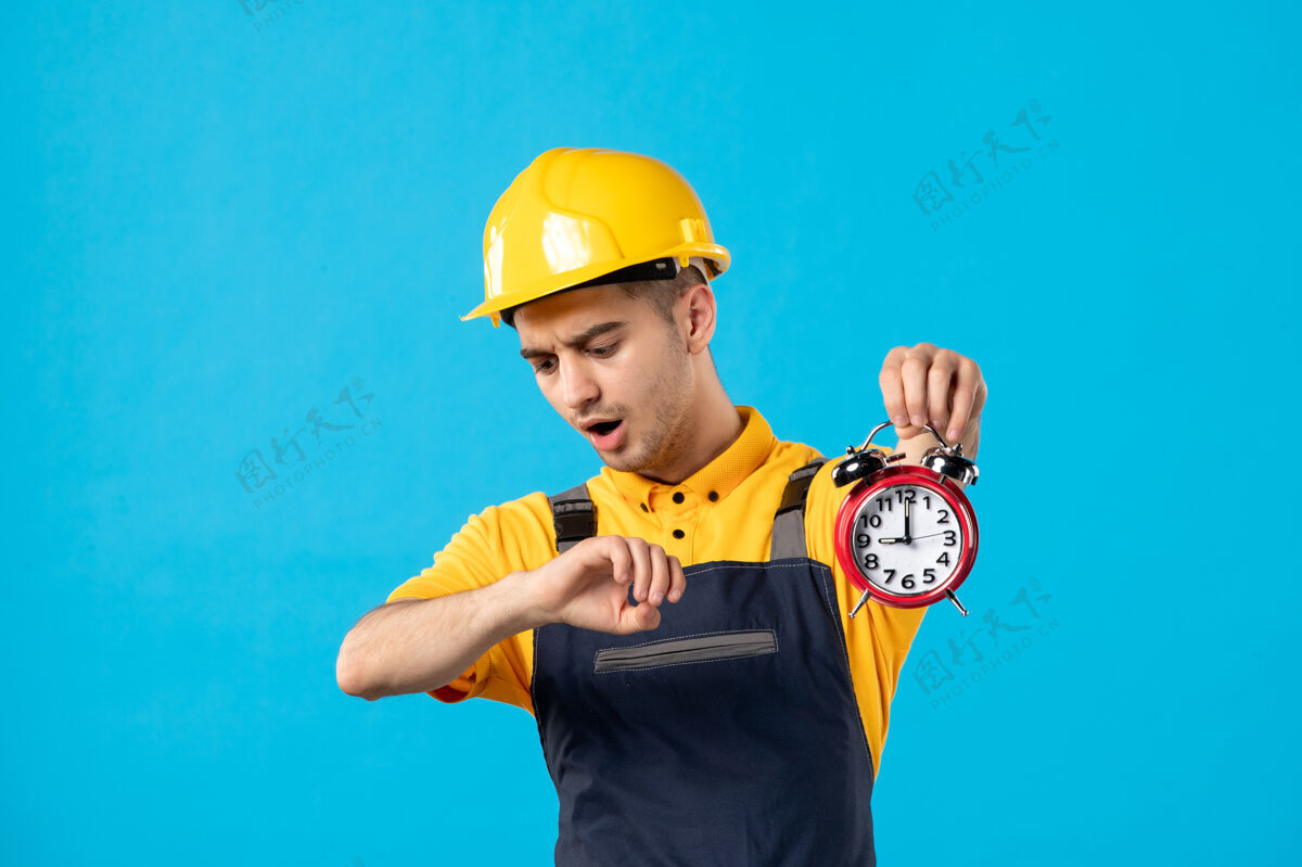 建筑工人穿着制服的男工人的正视图 蓝色的时钟职业时钟帽子