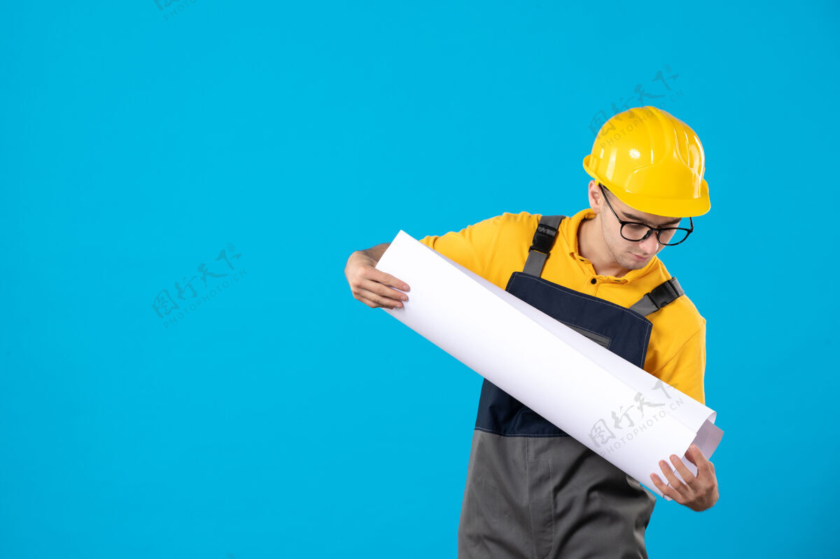 表面前视图的男性建设者在黄色制服蓝色工头工程师施工