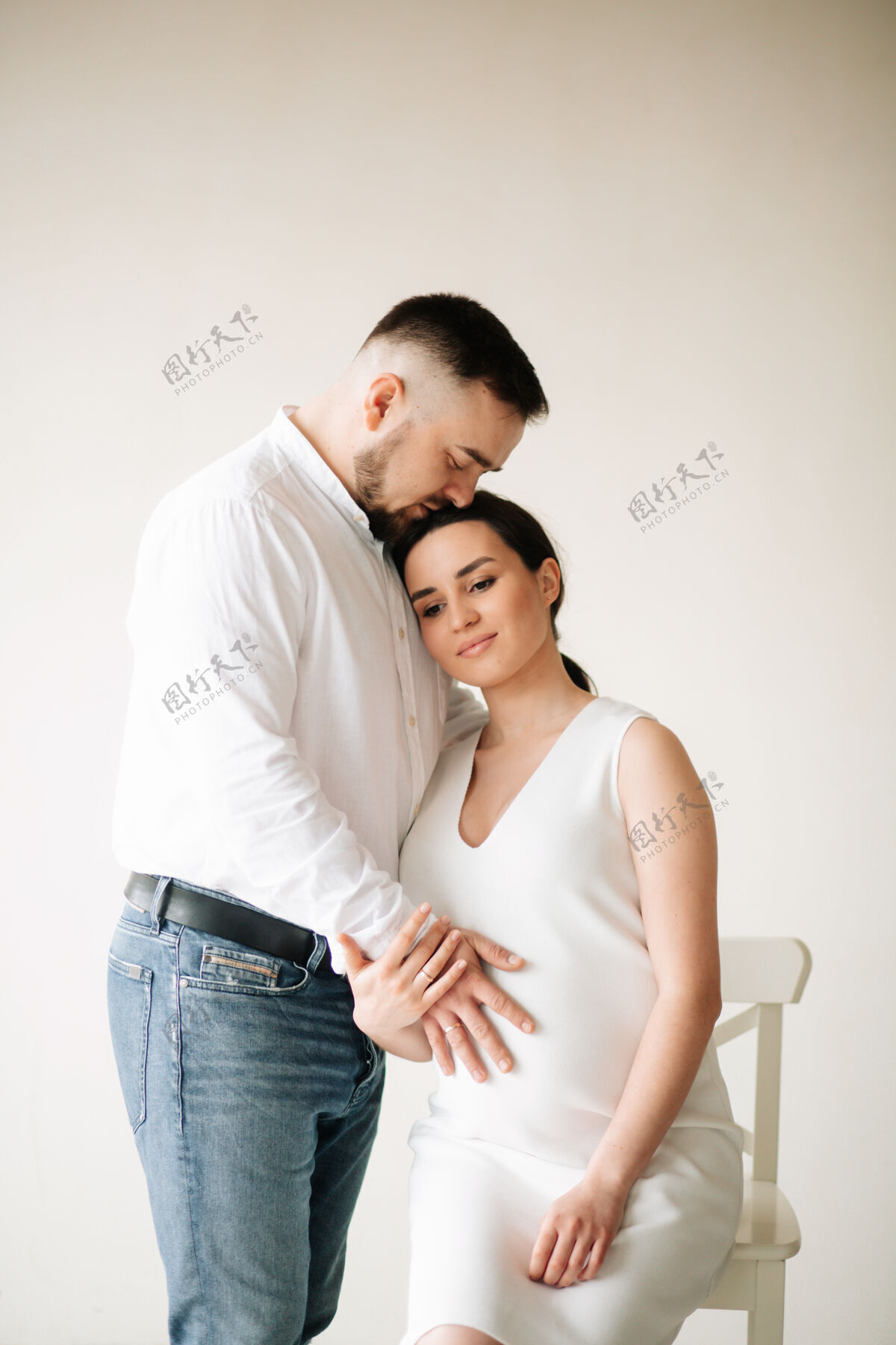期望快乐迷人的孕妇和她的丈夫在摄影棚里合影腹部腹部男性