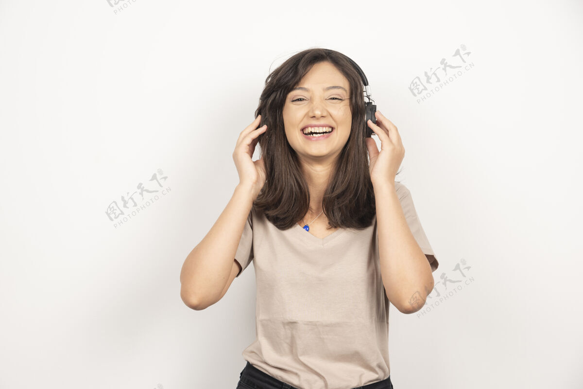 音乐积极的女人戴着耳机听音乐 享受美妙的声音人享受乐观