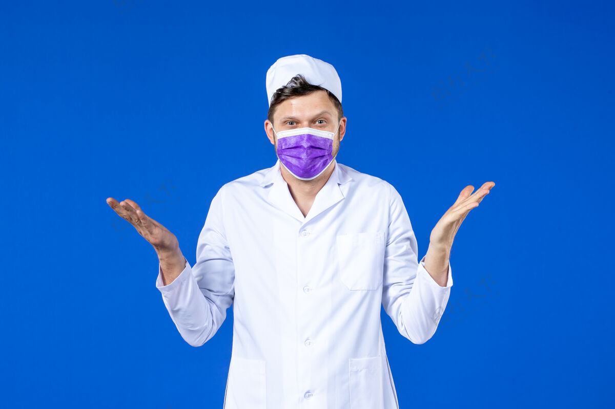 男医生身穿医疗服 紫面罩蓝色的男医生正面图大流行药品衣服
