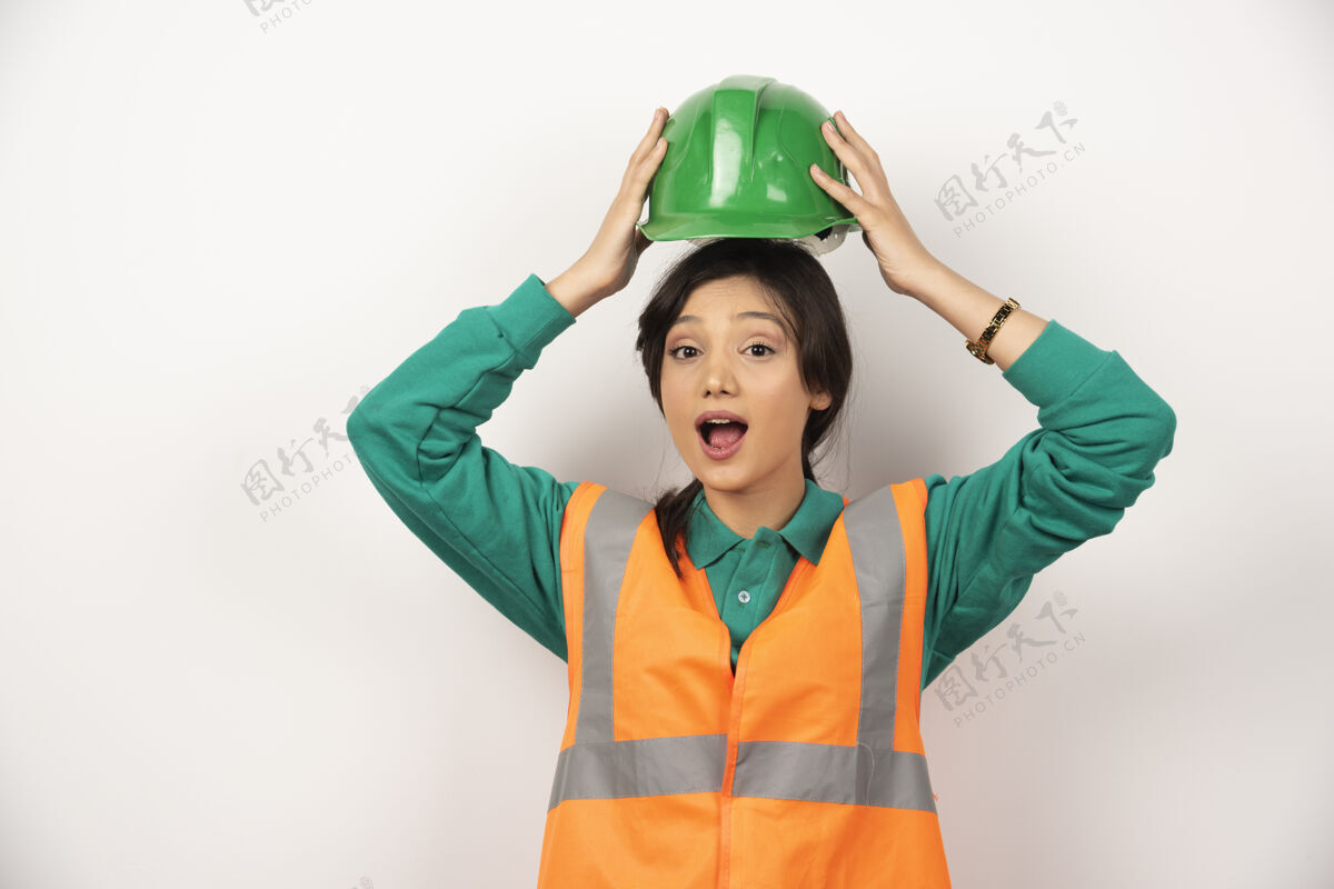 模特手持白色背景头盔的年轻女工程师高质量照片工人肖像建筑工人