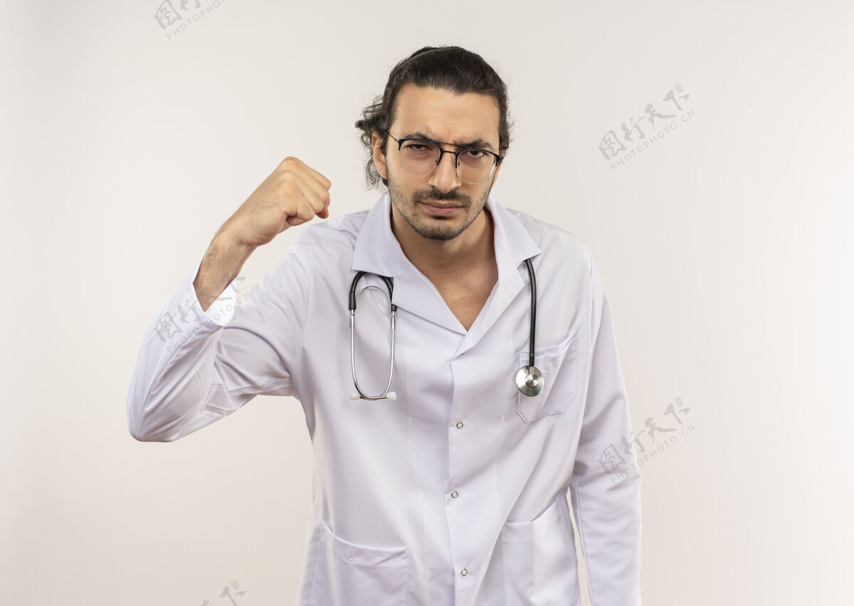 长袍自信的年轻男医生戴着眼镜穿着白袍用听诊器做着有力的手势男人男性穿着