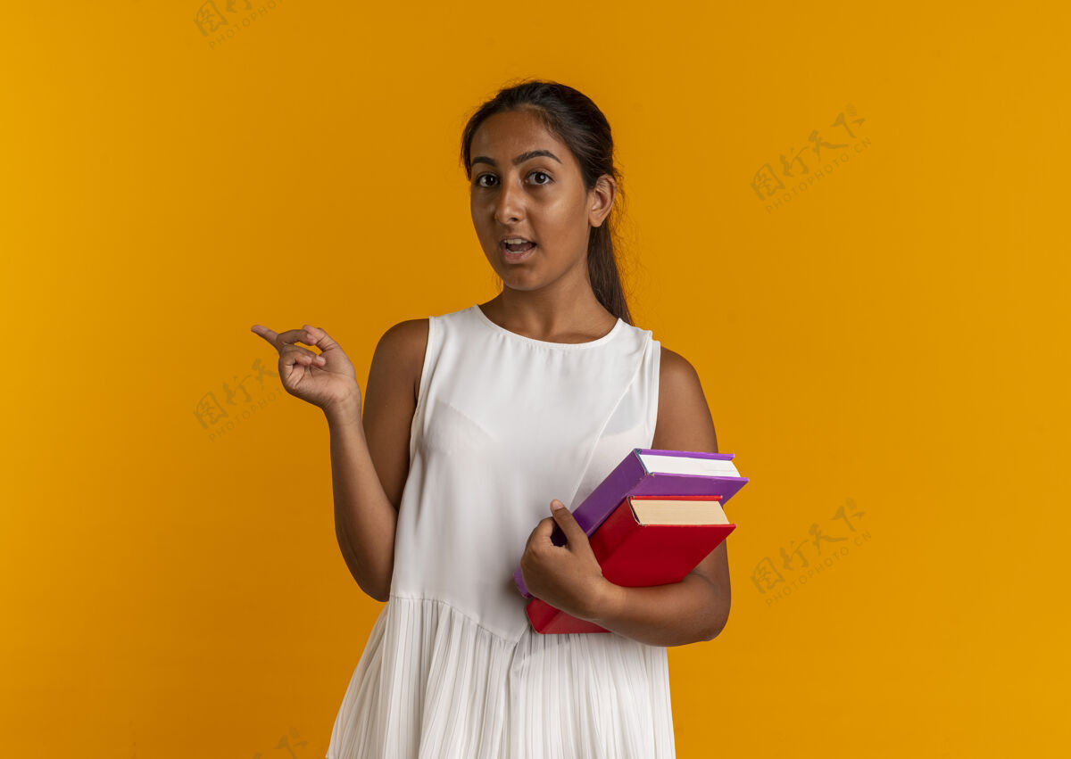 橙色印象深刻的年轻女生拿着书指着身边女学生女人举行
