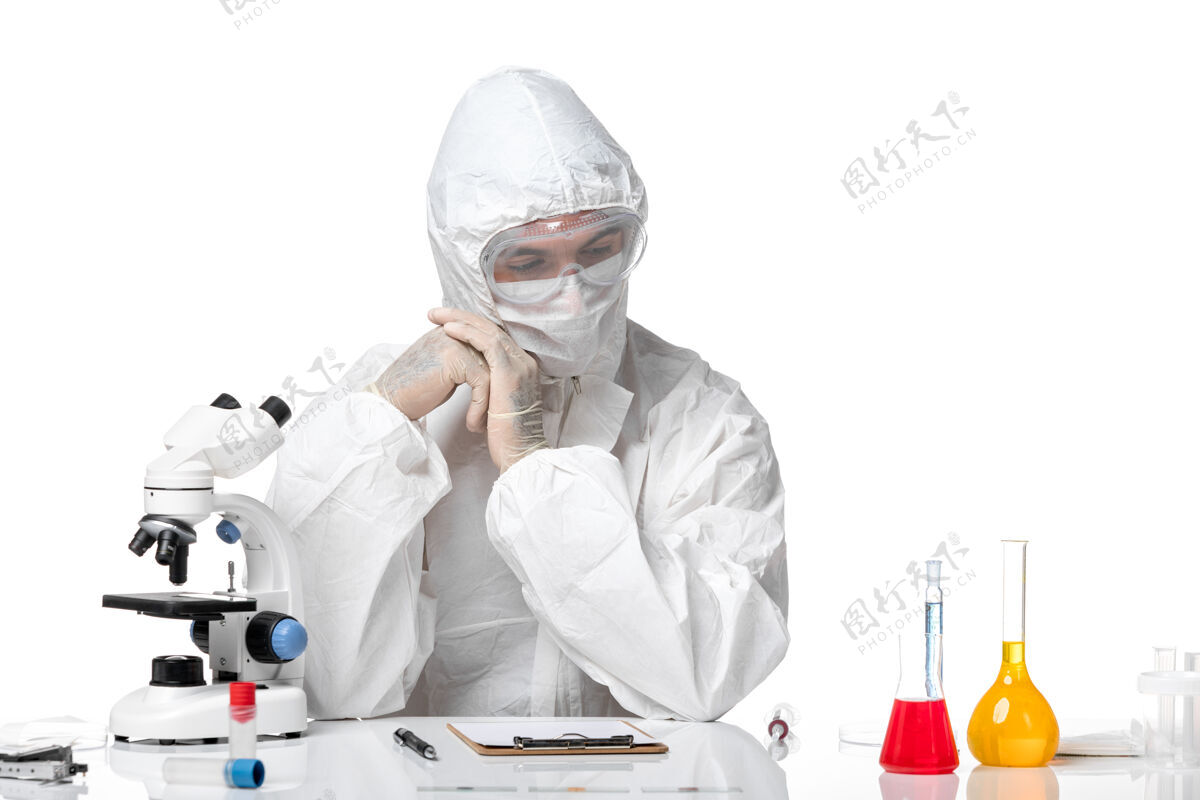 医生正面图男医生穿着防护服 戴着口罩 因为柯维德刚刚坐在白色地板上健康柯维德-大流行病毒西装药品大流行