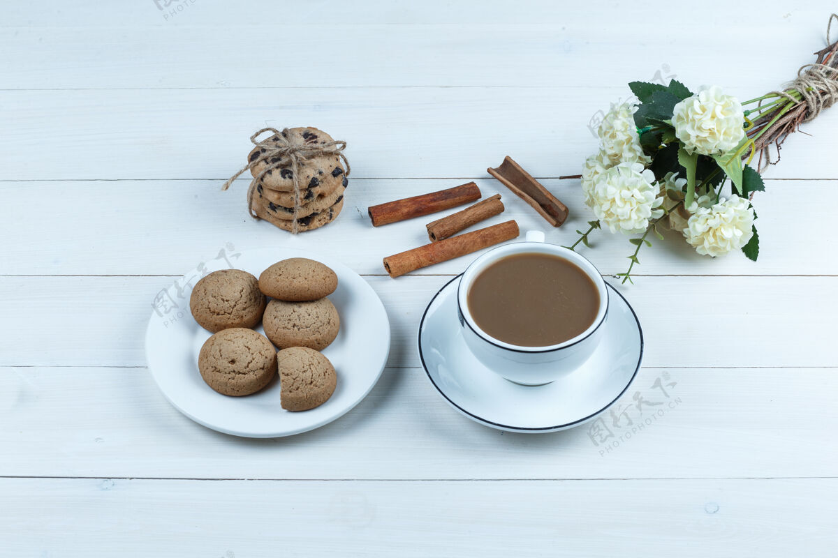 乐趣高角度观看咖啡杯上的花 肉桂 不同类型的饼干上的白色木板背景横向水平卡布奇诺木头