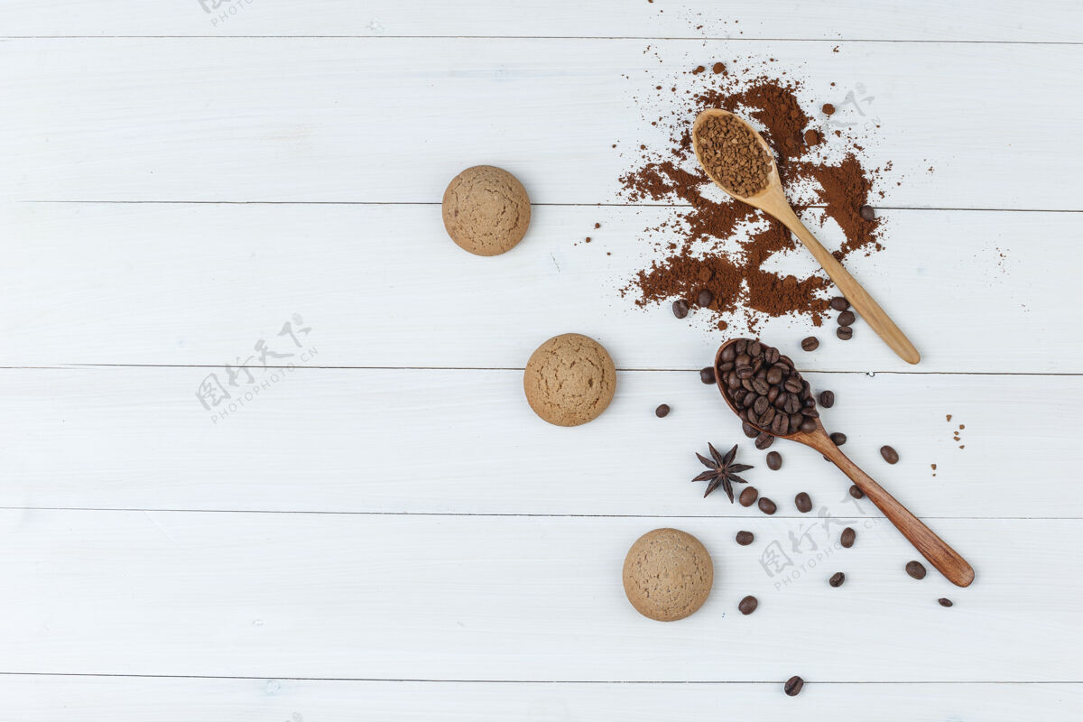 咖啡把咖啡豆平放在木勺子里 配上饼干 把磨碎的咖啡放在木背景上水平阿拉伯语质地卡布奇诺