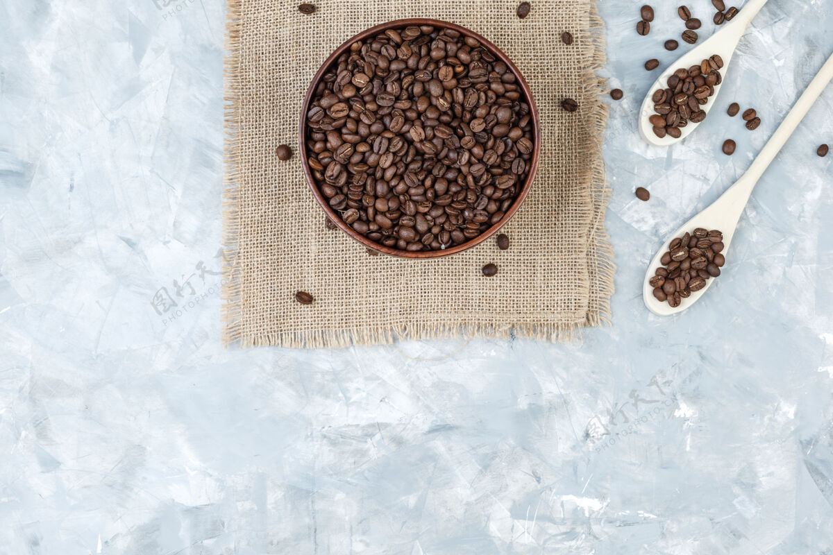 早餐顶视图咖啡豆在碗和木制勺子上的石膏和一块麻袋背景水平阿拉伯语农作物美食