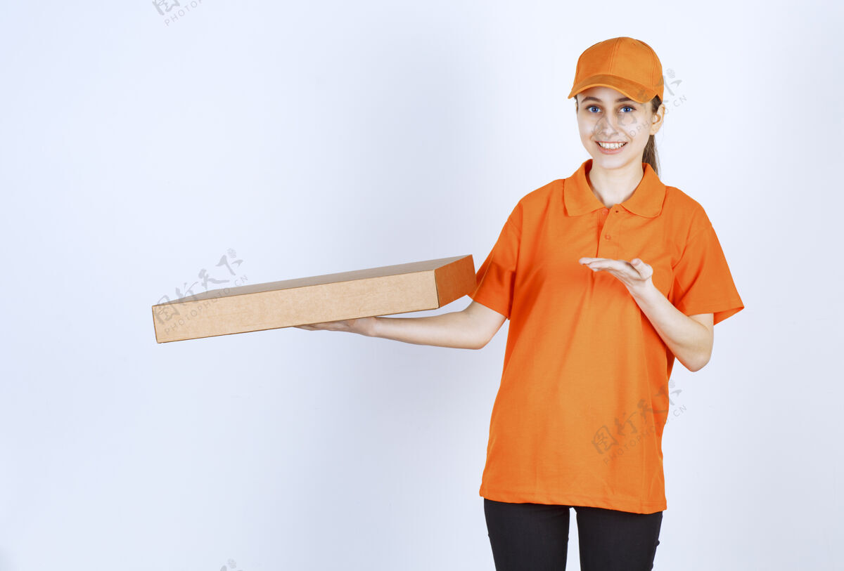 休闲身着橙色制服的女快递员手里拿着一个外卖披萨盒快速促销工人