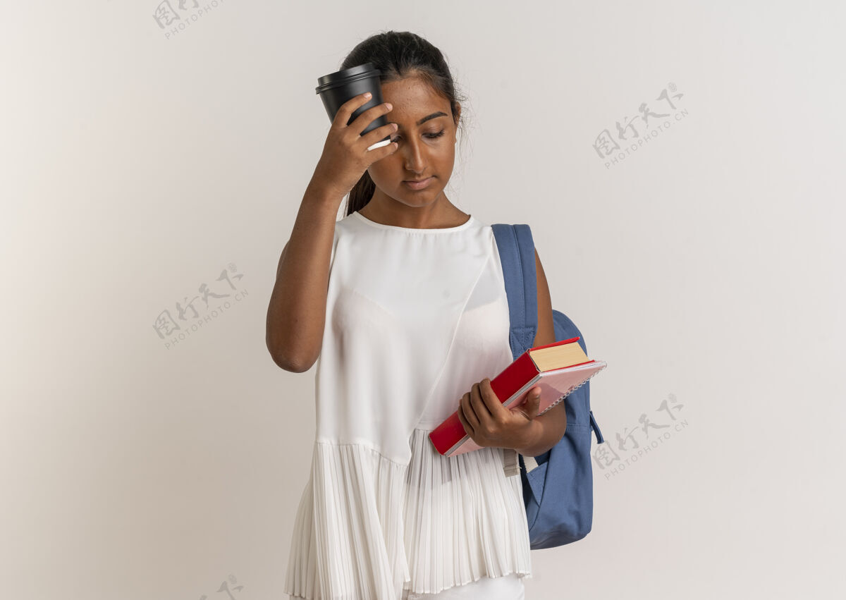 背包看着那个背着书包 拿着笔记本的小女生 额头上放着一杯咖啡女学生额头戴着
