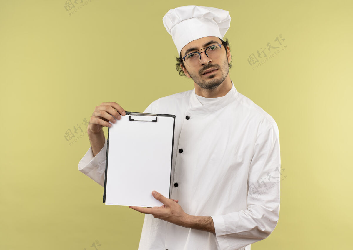 制服困惑的年轻男厨师穿着厨师制服 戴着眼镜拿着剪贴板男穿眼镜