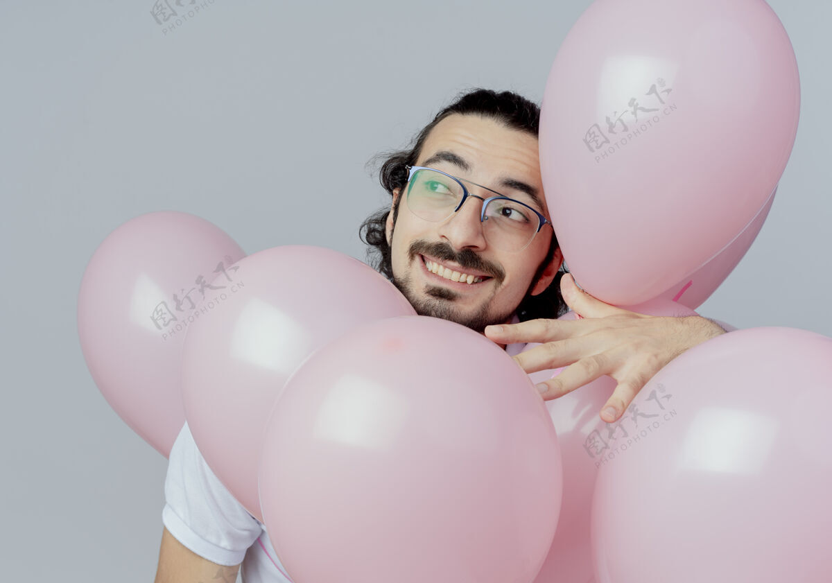 微笑看着身边微笑的帅哥戴着眼镜拿着气球抱着男人侧身