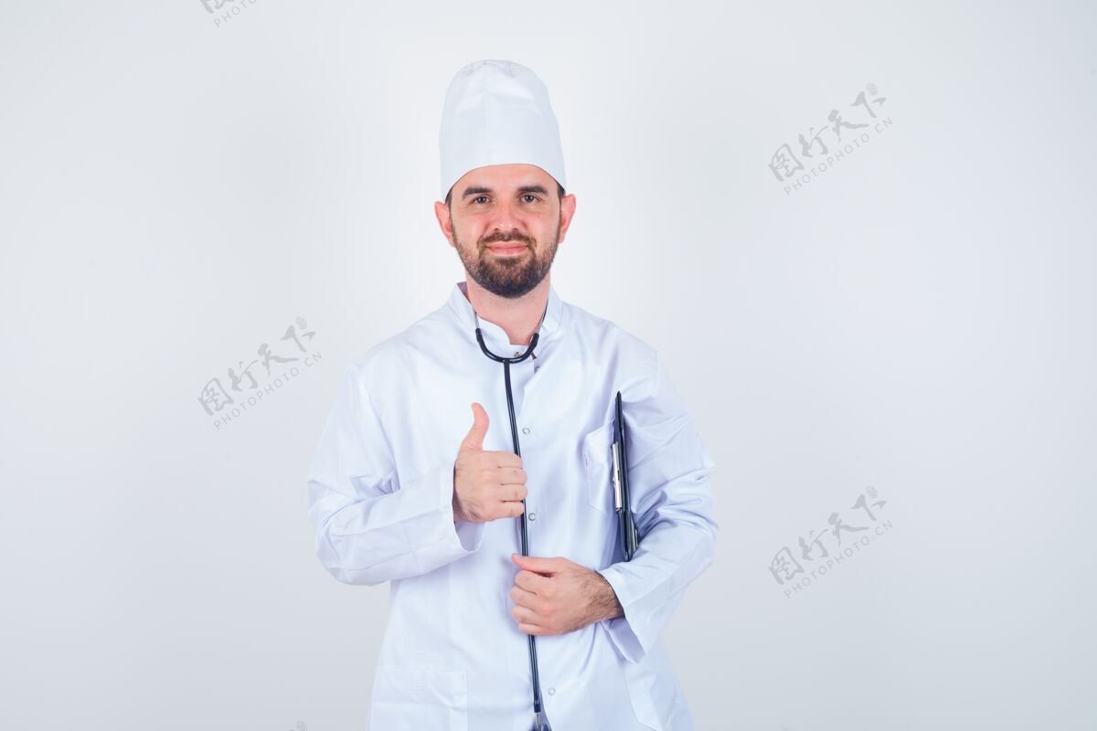 渲染年轻男医生拿着剪贴板的画像 穿着白色制服 大拇指朝上 正面看起来很欢快肖像欢呼聪明