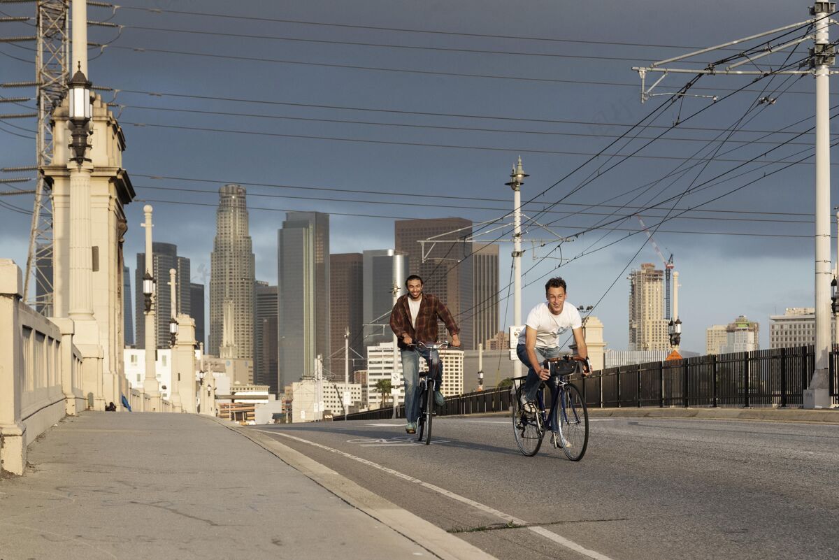 关系全拍快乐男人骑自行车城市男人自行车