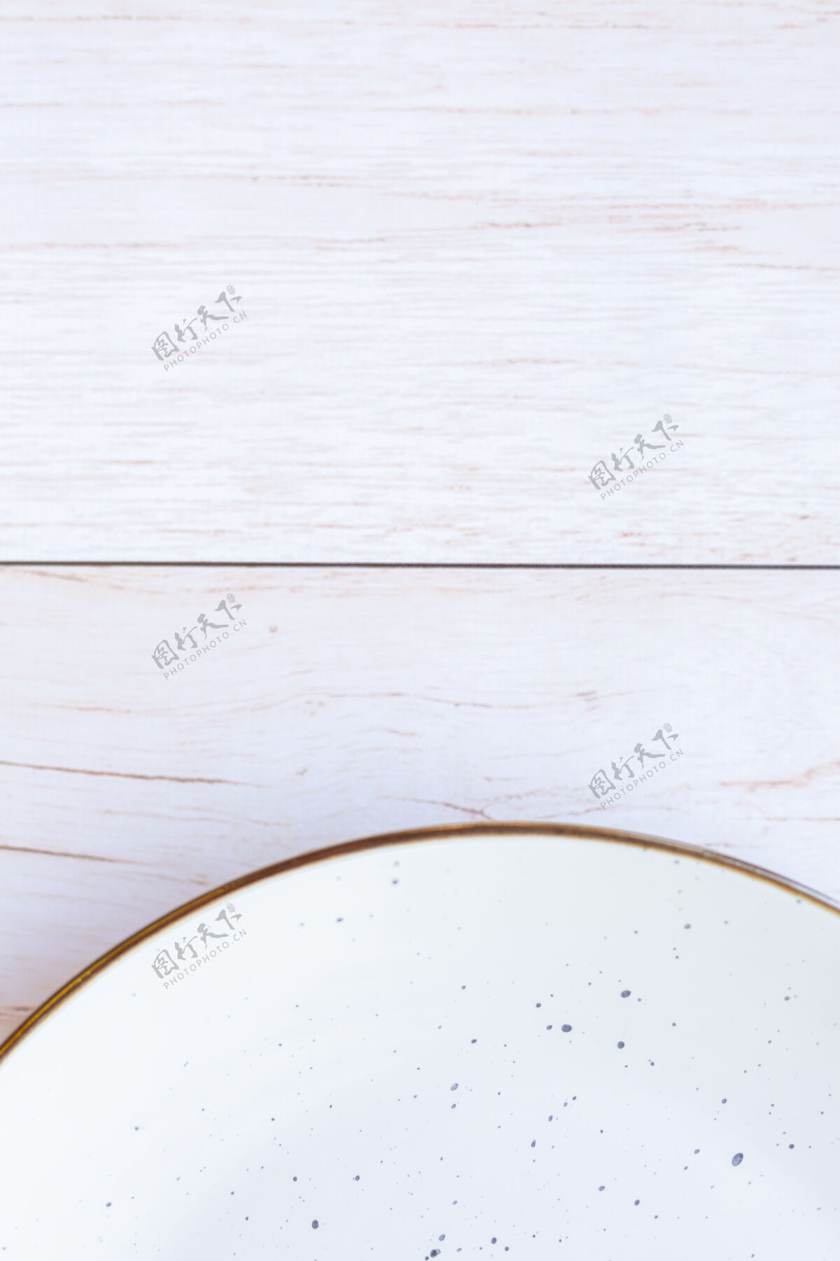表面木表面白色陶瓷板 顶视图圆形烹饪木头