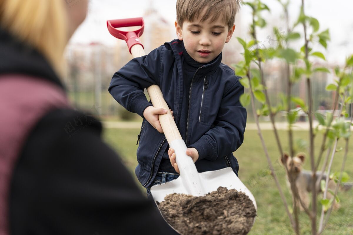 园艺孩子想在户外种树志愿者工具培育