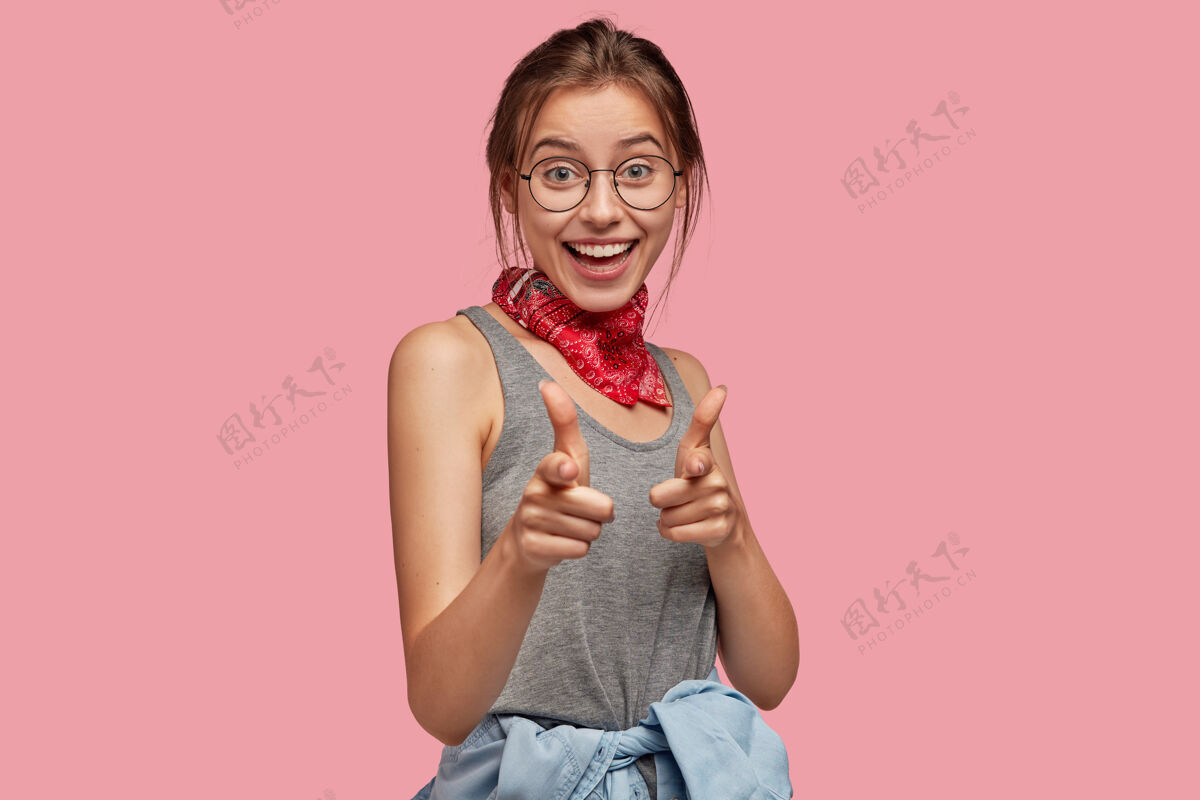 年轻人戴着圆眼镜 红色大手帕 灰色t恤的漂亮积极的欧洲女孩最好的朋友个人指标