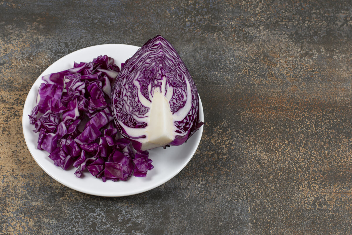 盘子一盘切好的红卷心菜 在盘子上 在大理石表面新鲜红卷心菜蔬菜