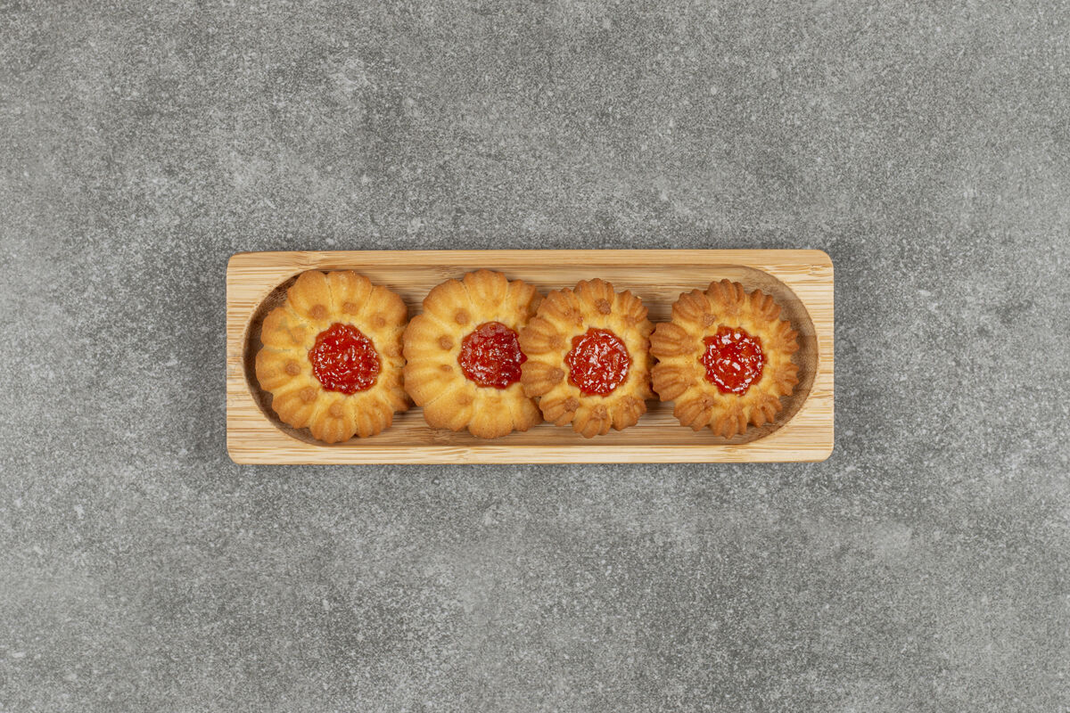 果冻花形饼干加果冻在木板上美味面包店甜点