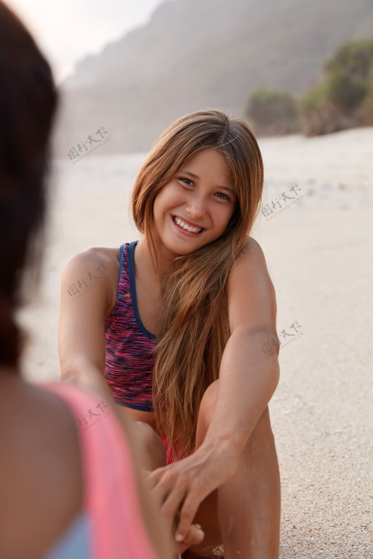 海边照片中开朗的白人女孩有着友好迷人的笑容关系牙齿人类