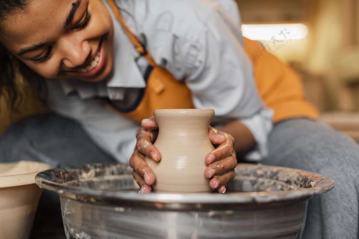 艺术品特写做陶器的女人工匠年轻创意