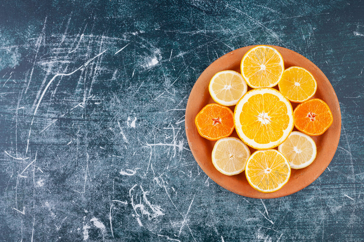 水果新鲜切碎的柑橘类水果放在一个粘土圆形盘子里饮食多汁成熟