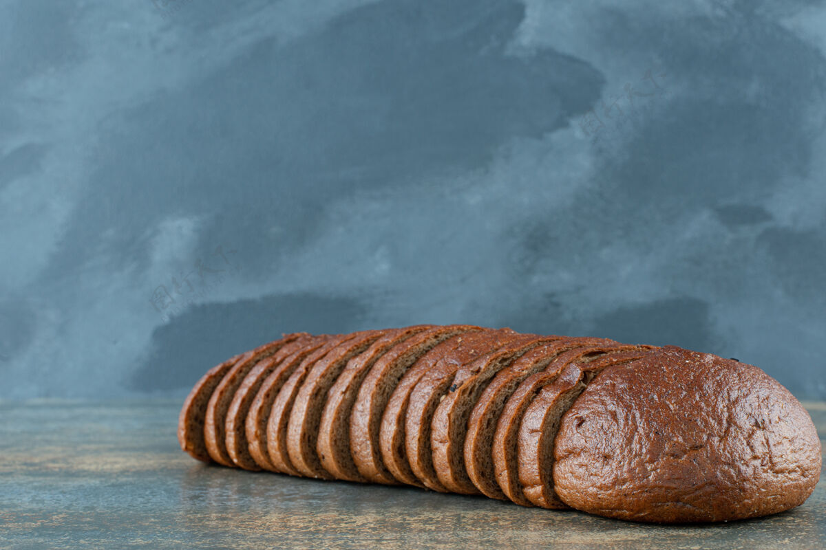 营养大理石背景上的棕色面包片新鲜吐司美味