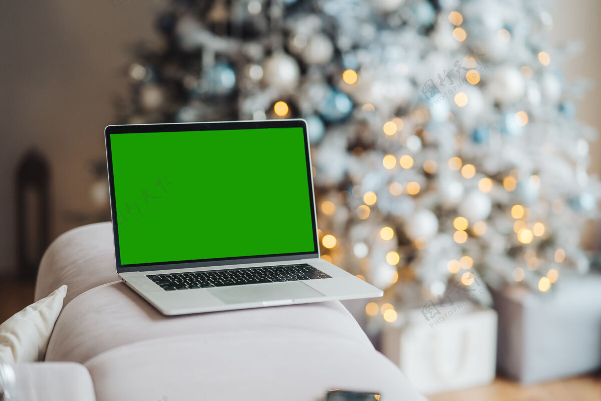工作笔记本电脑与绿色屏幕铬接近新年装饰圣诞主题圣诞帽房子无线