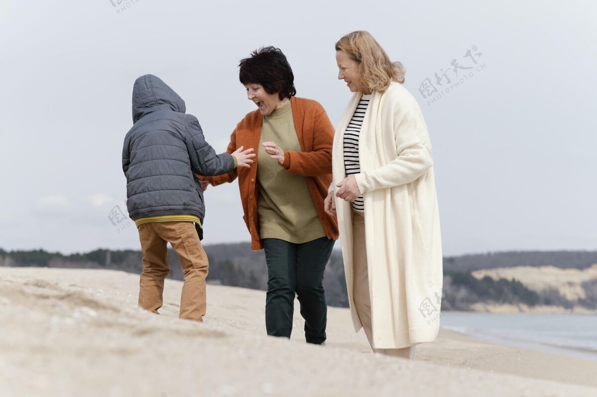 祖母在海边拍满了女人和小孩孙子全图家庭
