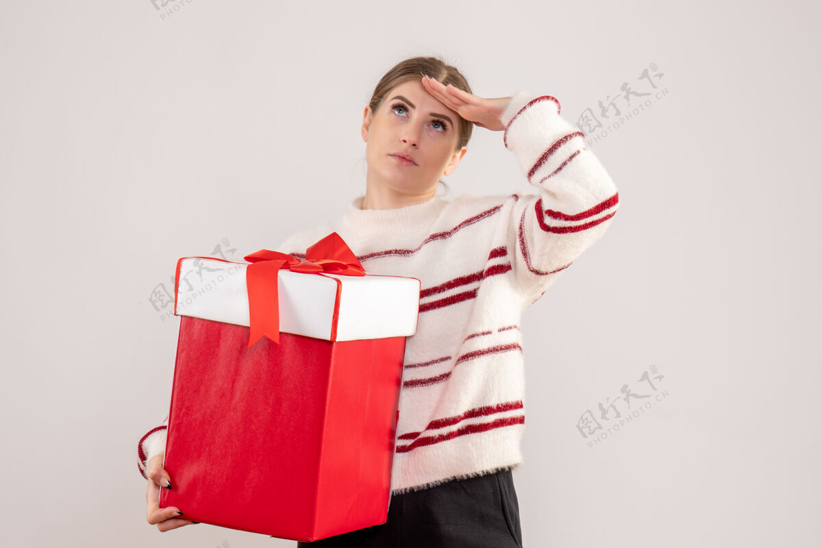 圣诞节年轻的女性拿着白色的红色礼物人购物者购物