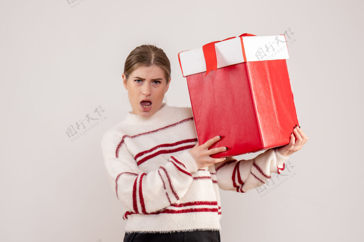 人年轻的女性拿着礼物在白色的盒子里举行礼物情感