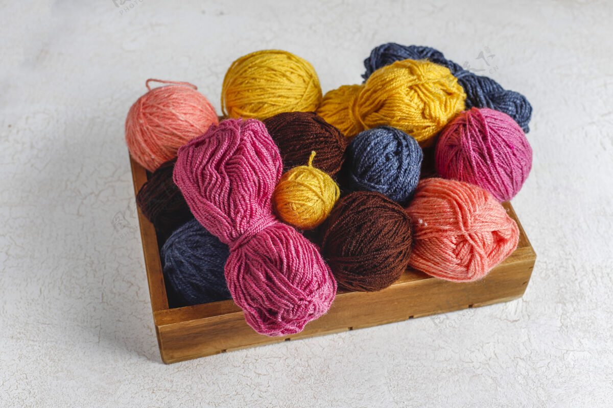 各种用针线编织成不同颜色的纱线球爱好针织纱