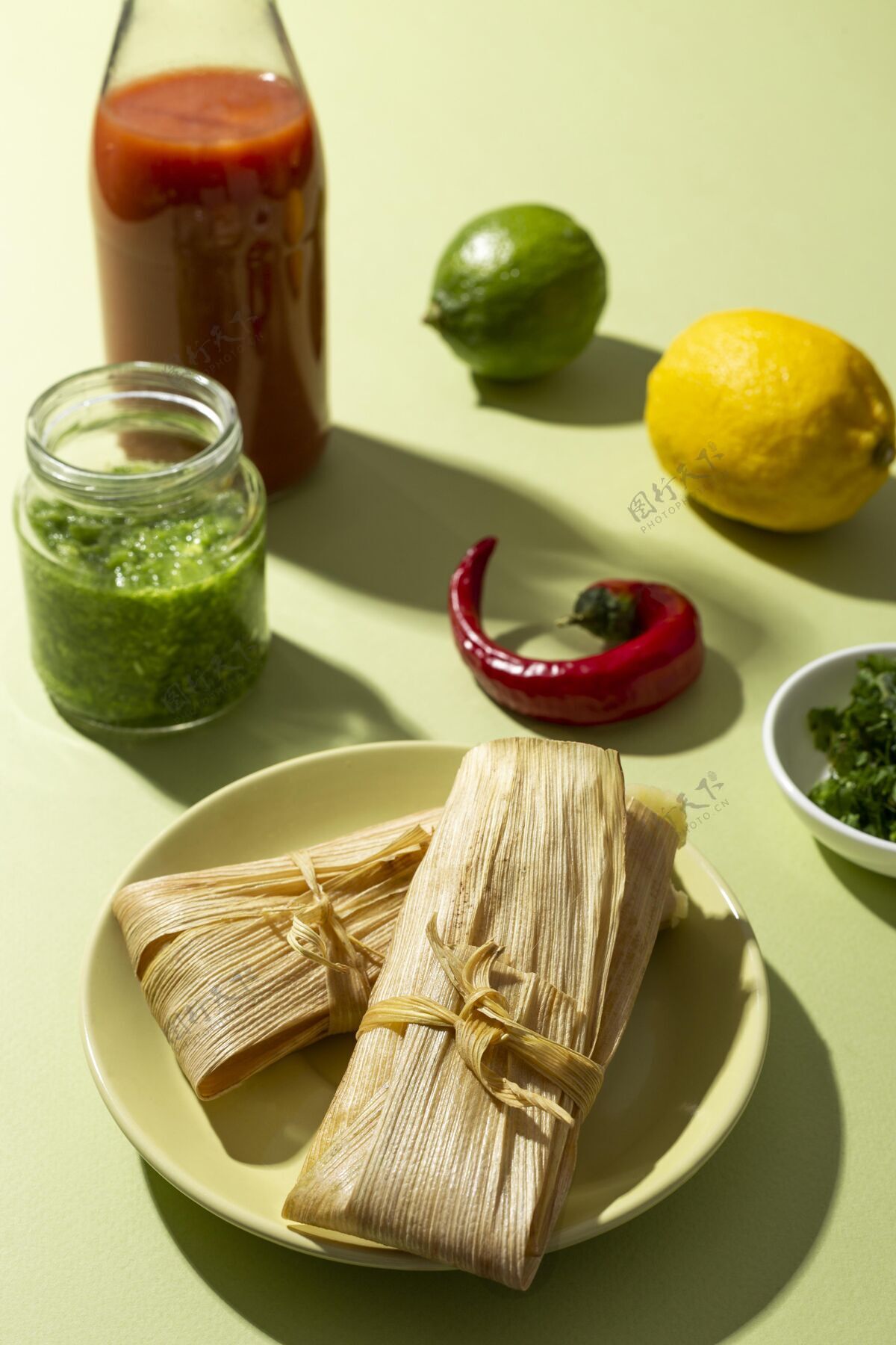 分类在一张绿色的桌子上摆放各种各样的玉米粉蒸肉配料午餐营养健康