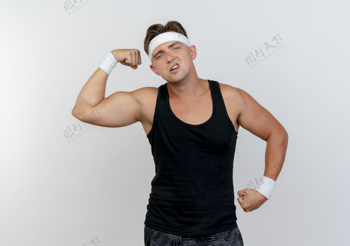 运动自信的年轻帅气的运动型男子戴着头带和腕带 在白色上做着强烈的孤立手势腕带头带强壮