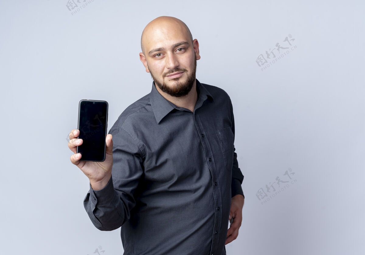 空间自信的年轻秃头呼叫中心男子伸开手机对着相机隔离在白色与复印空间伸展手机复制
