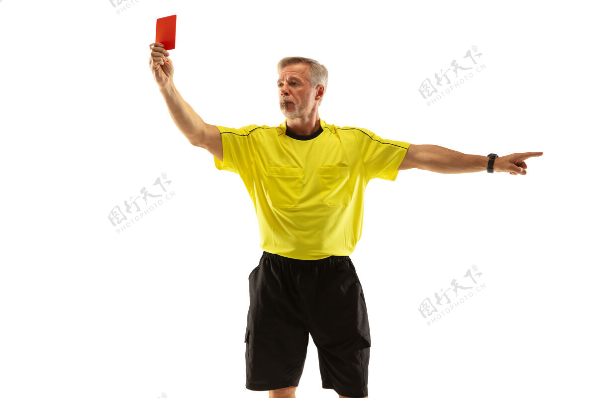不高兴裁判出示红牌并向足球或足球运动员做手势成年人男人小心