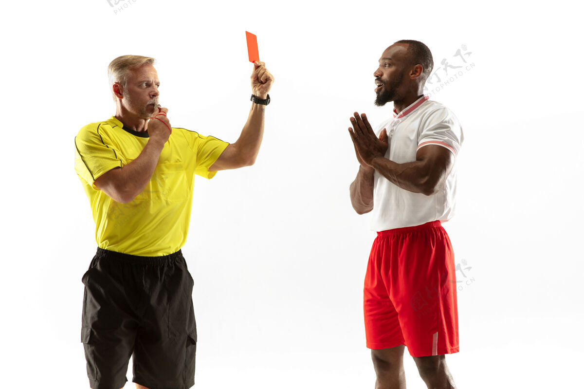 警告裁判向不高兴的非洲裔美式足球或足球运动员出示红牌衣服玩愤怒